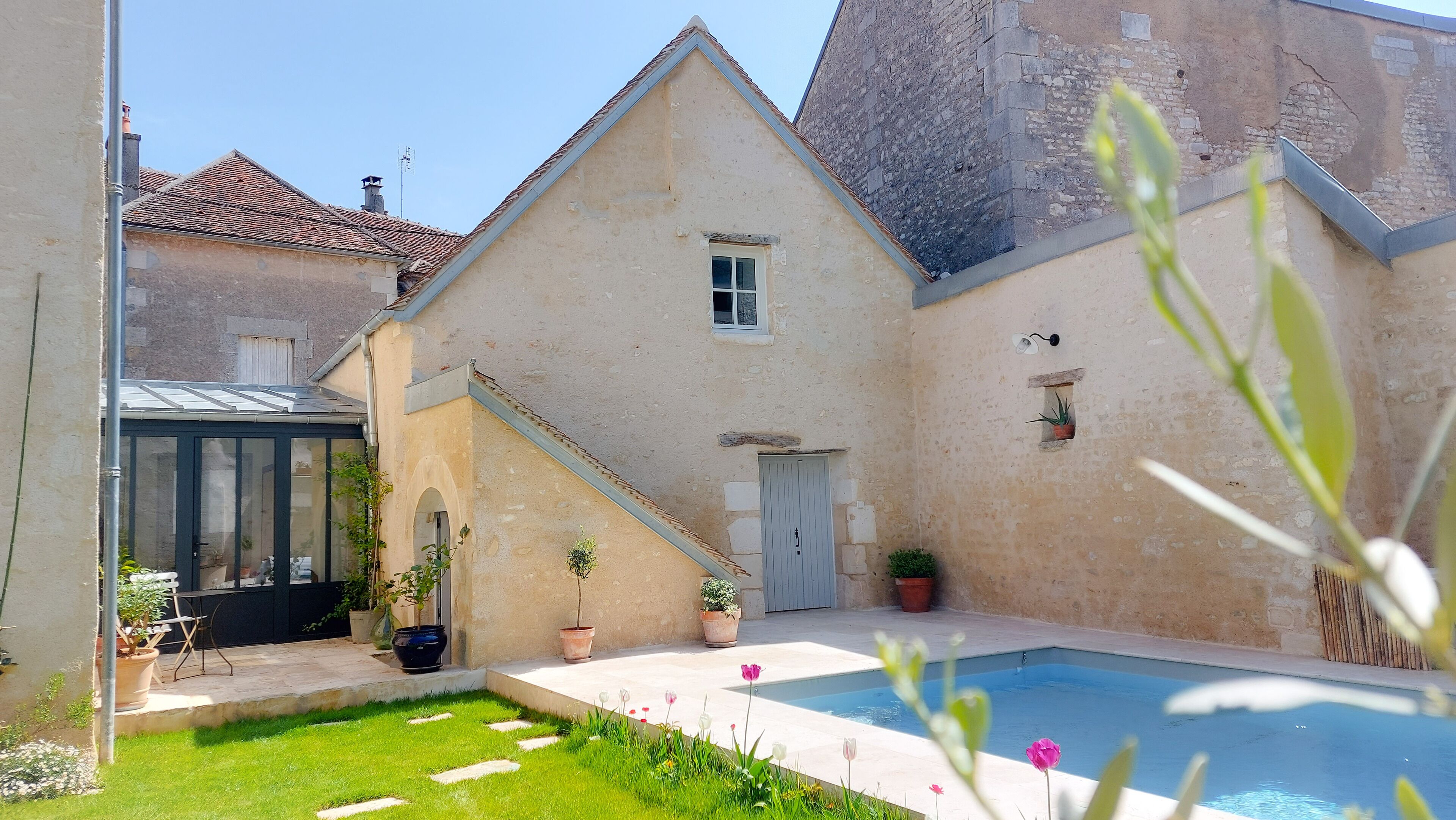 Hébergement Indépendant Dans Maison Avec Piscine, au Coeur du Vignoble