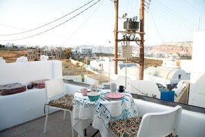 Outdoor dining - Amphora Lover's Studio in Akrotiri, Thira (Thira)