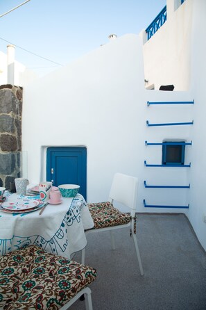 Outdoor dining - Amphora Lover's Studio in Akrotiri, Thira (Thira)