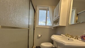Ein Badezimmer mit Toilette, Waschbecken und Dusche.