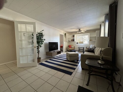 3 BDRM, hot tub, walk to beach