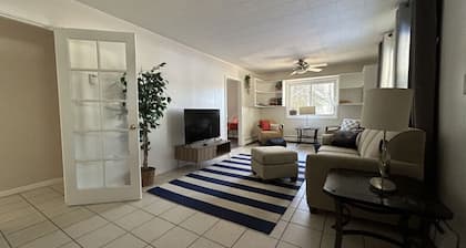 3 BDRM, hot tub, walk to beach