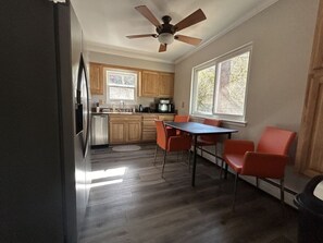 Køleskab, mikrobølgeovn, ovn, kogeplade