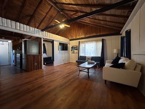 2 BR, walk to beach, volleyball