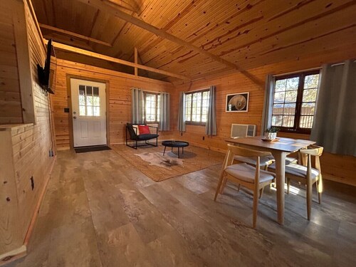 2 bdrm, hot tub, walk to beach