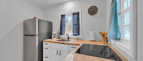 Jääkaappi, mikroaaltouuni, uuni, liesi