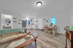 Una televisión, una chimenea