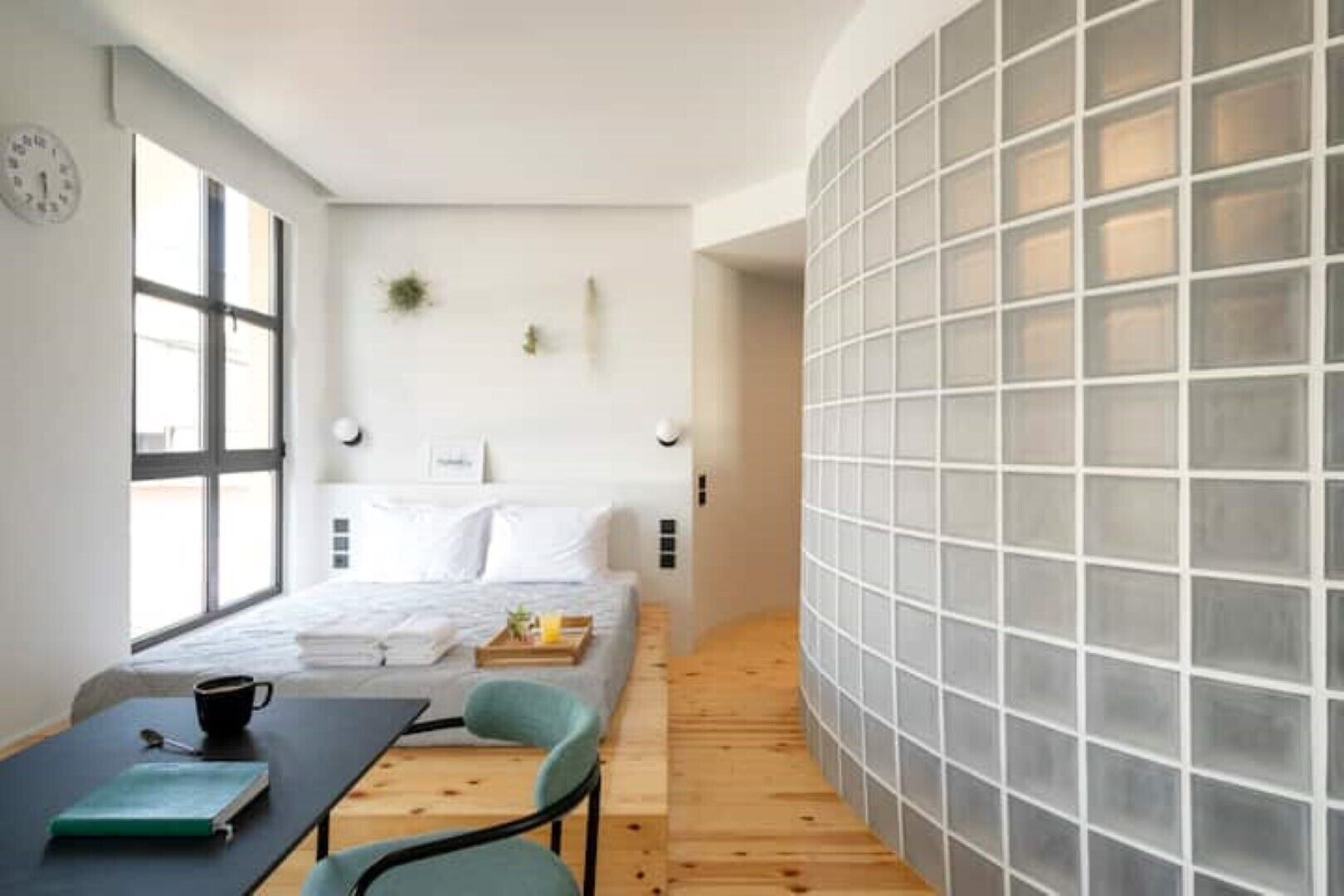 1 habitación, tabla de planchar con plancha, wifi y ropa de cama 