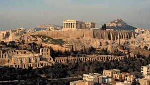 A historical cityscape with ancient ruins and a prominent temple. - Hoppersgr- Amazing apt in the heart of Athens - 4 (Athina)