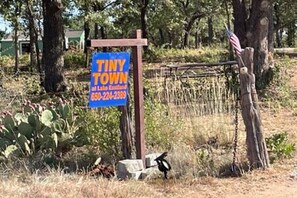 En skylt för Tiny Town med ett telefonnummer för kontakt.