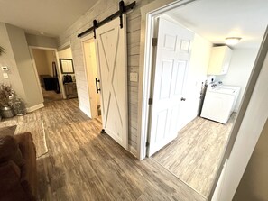 Interior - A hop from downtown Cincy, a skip from the Ark, & jump to great shopping/dining (Florence)