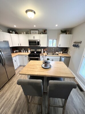 Private kitchen - A hop from downtown Cincy, a skip from the Ark, & jump to great shopping/dining (Florence)