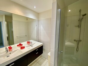 Shower, hair dryer, towels, soap - Appartement Bougainvillier Avec vue Incroyable (Les Trois-Îlets)
