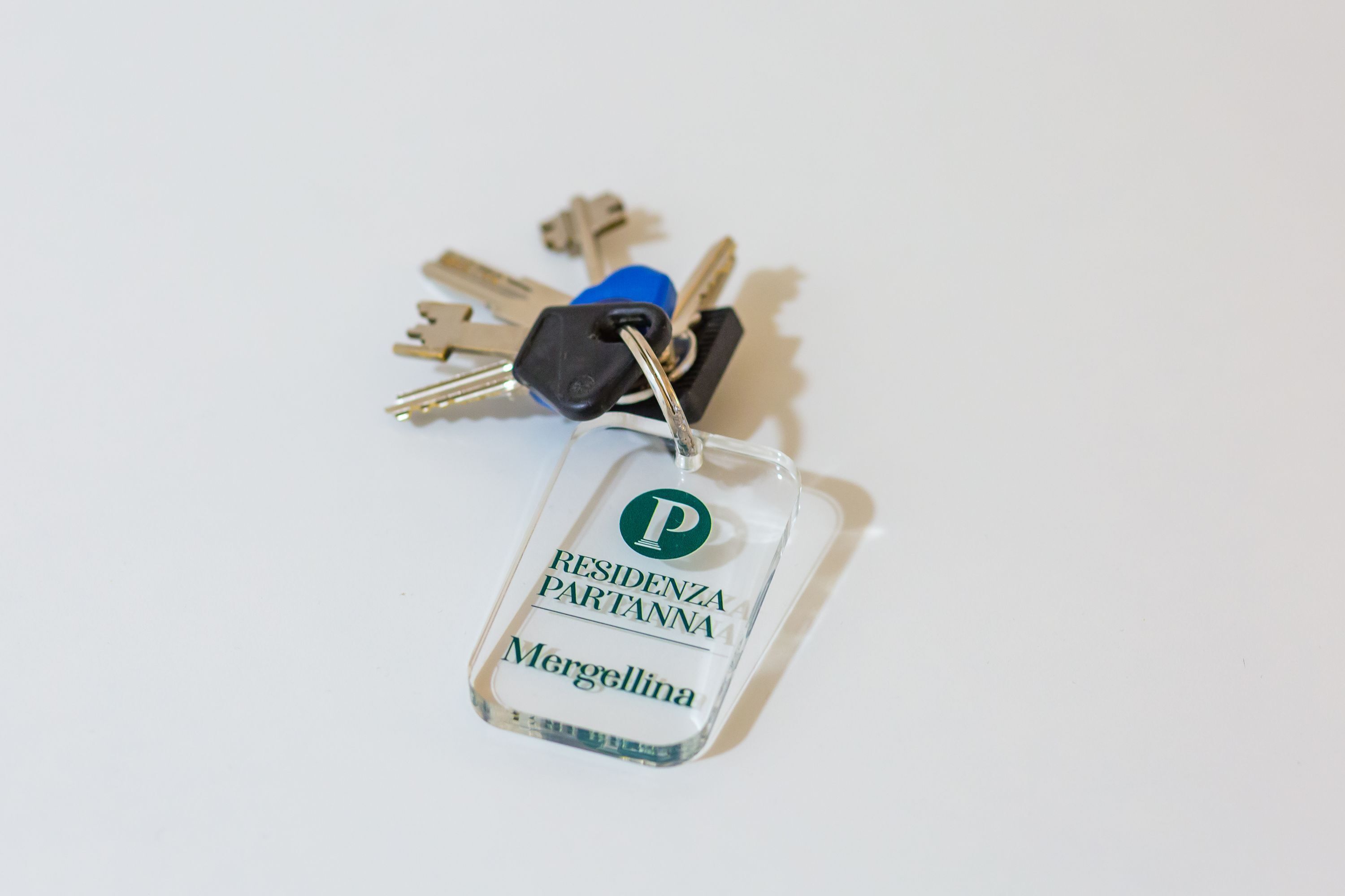 A keychain with a tag labeled 'RESIDENZA PARTANNA Mergellina.'
