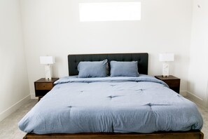 3 bedrooms, iron/ironing board, WiFi, bed sheets - Mid-Century Modern Home is 10 minutes from Downtown Houston (Houston)