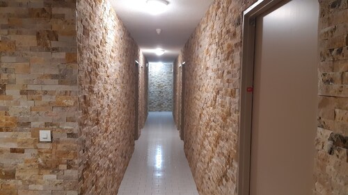 STUDIO NEUF CENTRE-VILLE 5 mm de la mer et zone piétonne.