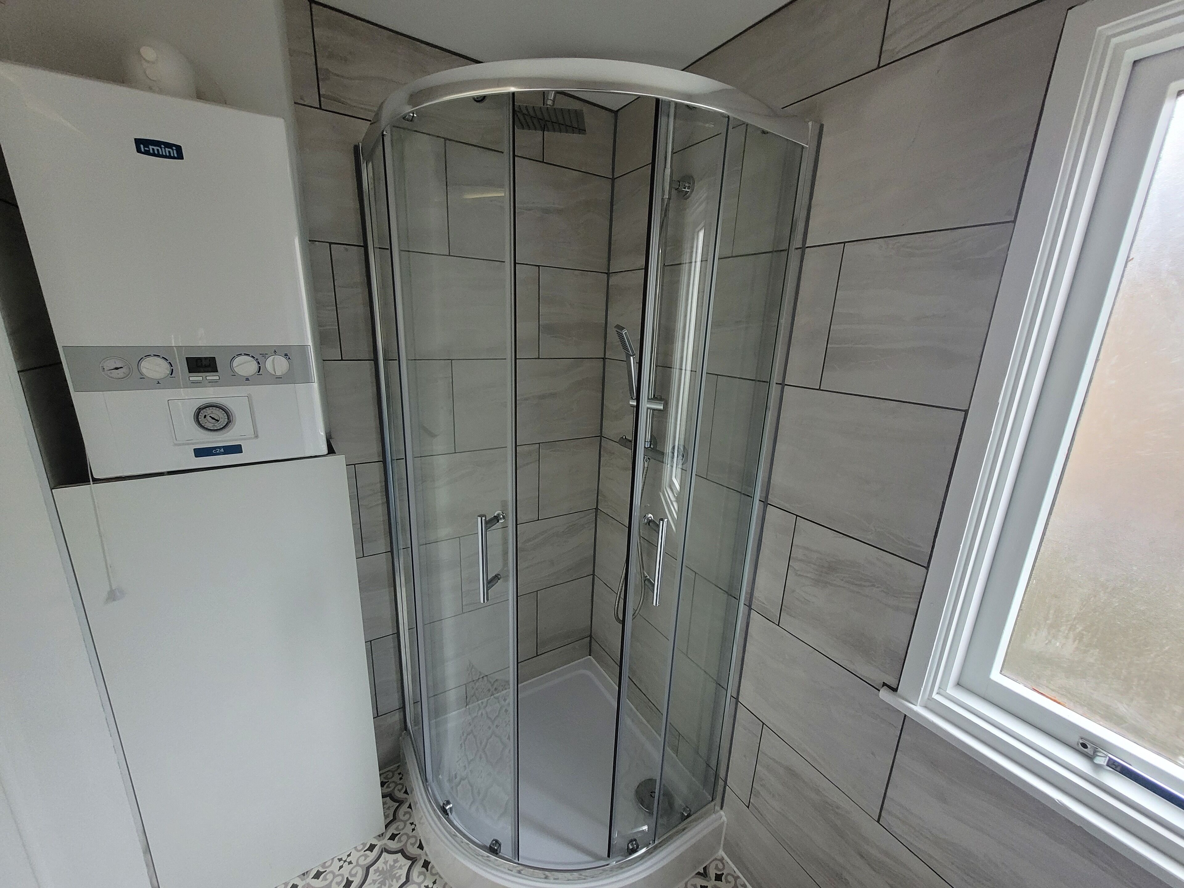 Apartment | Bathroom | Shower, towels, toilet paper