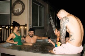 Outdoor spa tub - 3 Bedrooms Hot Tub, 4mi from Sequoia, Games (Three Rivers)