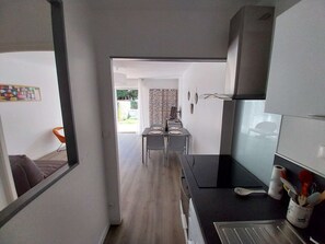 Kühlschrank, Mikrowelle, Ofen, Wasserkocher mit Kaffee-/Teezubehör