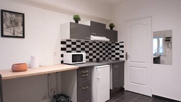 Een koelkast, een microgolfoven