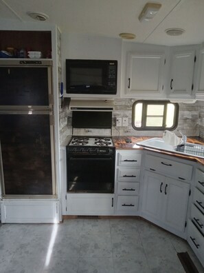 Køkkentøj/tallerkener/redskaber