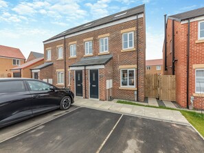 Exterior - 3 bedroom accommodation in Amble (Amble)