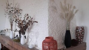 Una repisa de chimenea con varios jarrones y objetos decorativos.