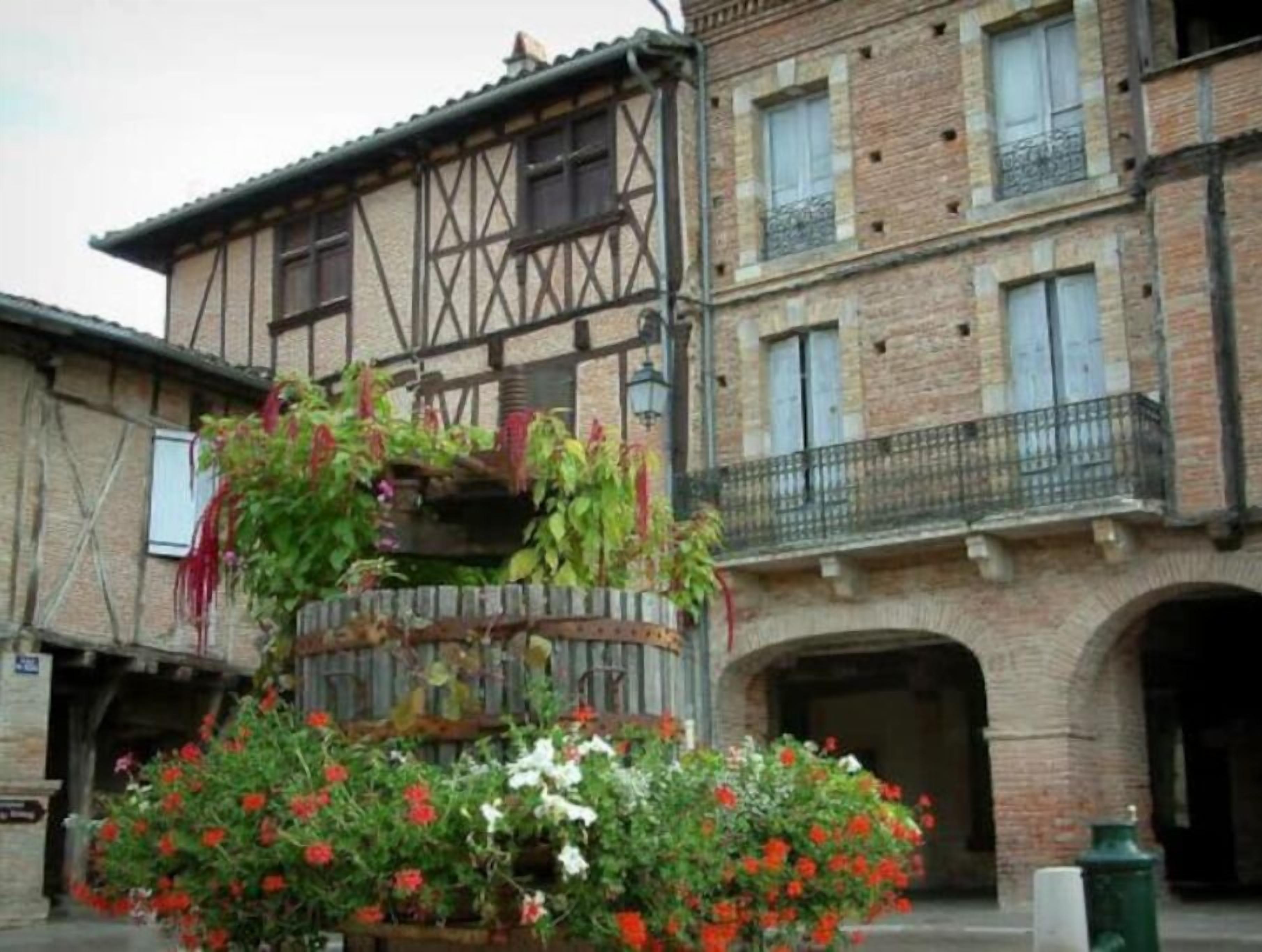 Un bâtiment traditionnel à colombages, doté d’un balcon et de jardinières.