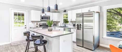 Réfrigérateur, four à micro-ondes, un four, surface de cuisson