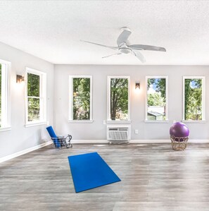 Interior - Modern Comfy Big Home (4 BDR + 5 BDS + 3 Bath)! (Atlanta)