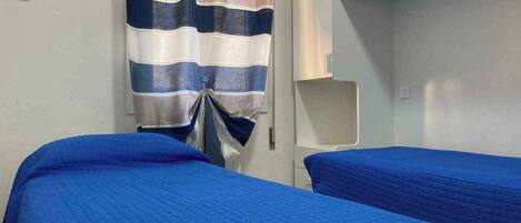 3 makuuhuonetta, silitysrauta/-lauta