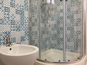 Shower, bidet - Holiday apartment with balcony and air conditioning (Rosolina Mare)