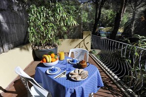 Outdoor dining - Holiday apartment near the sea (Santa Margherita di Pula)