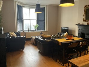 Apartment | Dining - Brighton Beach Stylish 1 Bed Apartment (Brighton)