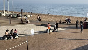 A paved promenade with benches and a view of the sea. - Brighton Beach Stylish 1 Bed Apartment (Brighton)