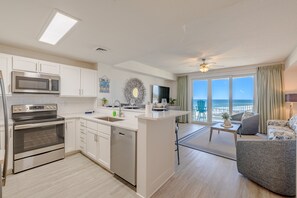 Een koelkast, een magnetron, een oven, een kookplaat