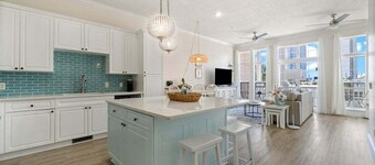 Luxe 5 Bedroom Townhouse, Pool, Gulf Views from Balcony, Private Patio w/Grill, Updated Kitchen