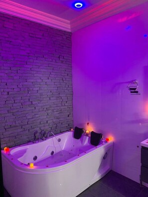 Jetted bath, hair dryer, bidet, towels