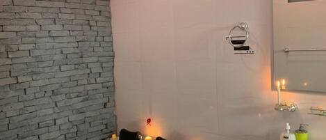 Poreamme, hiustenkuivaaja, bidee, pyyhkeet