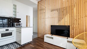 Fridge, microwave, oven, stovetop - Boavista 1774 - 4D by LovelyStay (Porto)