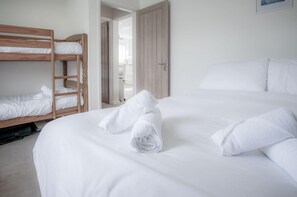 2 bedrooms, iron/ironing board, WiFi