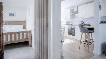 2 bedrooms, iron/ironing board, WiFi