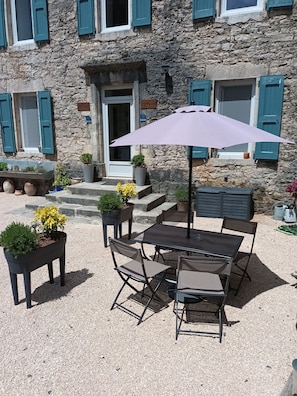 Outdoor dining - Gîte Albaret - 4 Pers- St Georges de Lévéjac (Massegros Causses Gorges)