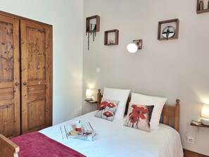 2 bedrooms, iron/ironing board, travel cot, bed sheets - Gîte Albaret - 4 Pers- St Georges de Lévéjac (Massegros Causses Gorges)