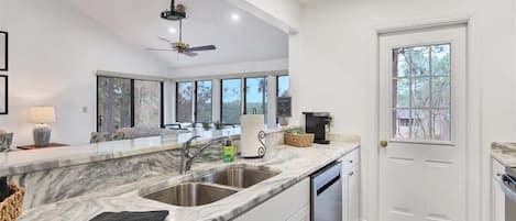 Kjøleskap, mikrobølgeovn, ovn og kokeplater