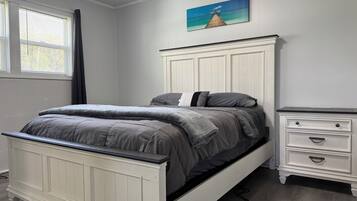 2 bedrooms, desk, WiFi, bed sheets