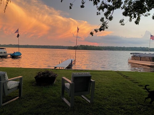 Updated Lakefront All Sports+Fishing Big Barbee Lake-No Stairs-Steps From Water