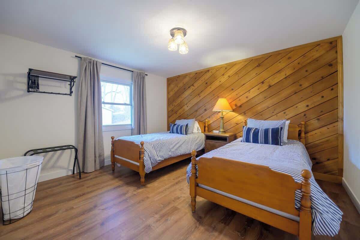 Lower Level Bedroom with two Twin Beds