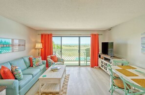 Smart TV - Oceanfront Ocean Shores 3BR/2B. Walk to Main Street, Beach Bars & Restaurants (North Myrtle Beach)