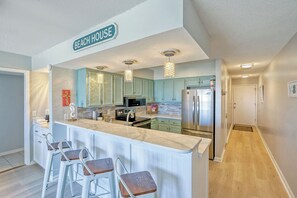 Fridge, microwave, oven, stovetop - Oceanfront Ocean Shores 3BR/2B. Walk to Main Street, Beach Bars & Restaurants (North Myrtle Beach)